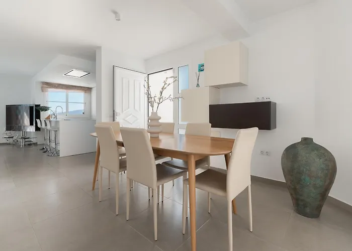 Con Piscina En Tabaiba By Alterhome *